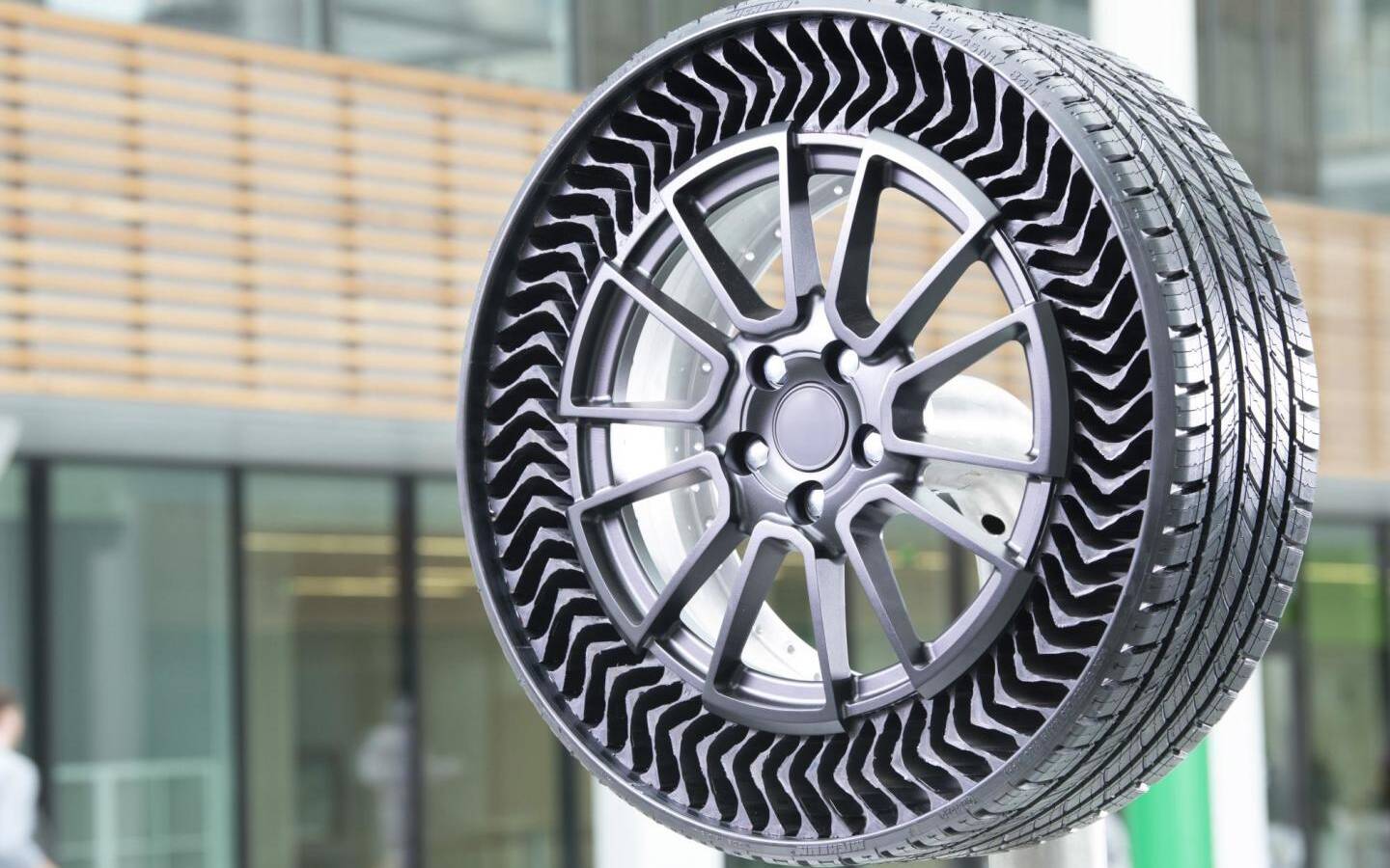 Michelin Uptis : le pneu sans air testé par La Poste Riedisheim